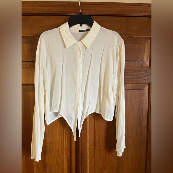 White Cropped Button Up with Bottom Tie from Nasty Gal - Picture 2 of 4